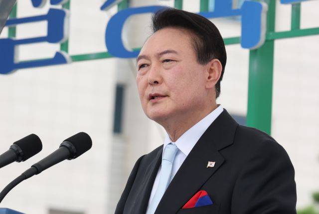 윤석열 대통령이 15일 서울 용산 대통령실 청사 잔디마당에서 열린 제77주년 광복절 경축식에서 축사하고 있다. 연합뉴스