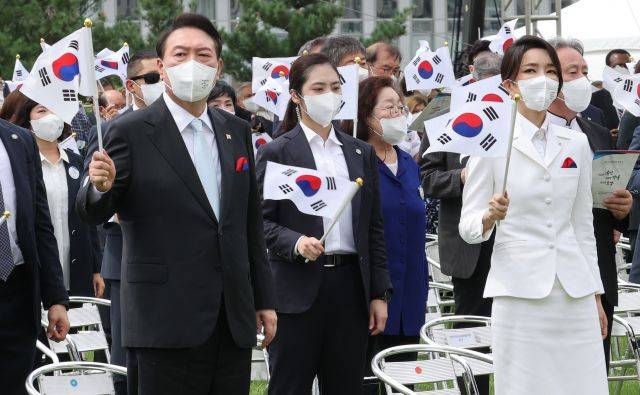 윤석열 대통령과 부인 김건희 여사가 15일 서울 용산 대통령실 청사 잔디마당에서 열린 제77주년 광복절 경축식에서 태극기를 흔들고 있다. 연합뉴스