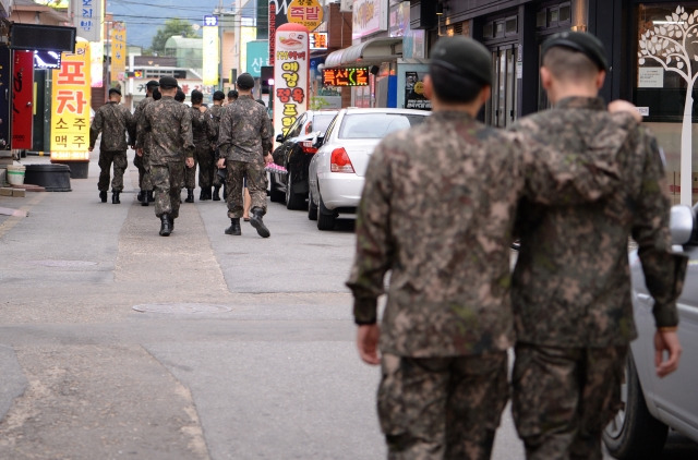 화천군 화천읍 시가지에 외출을 나온 군장병. 화천군 제공