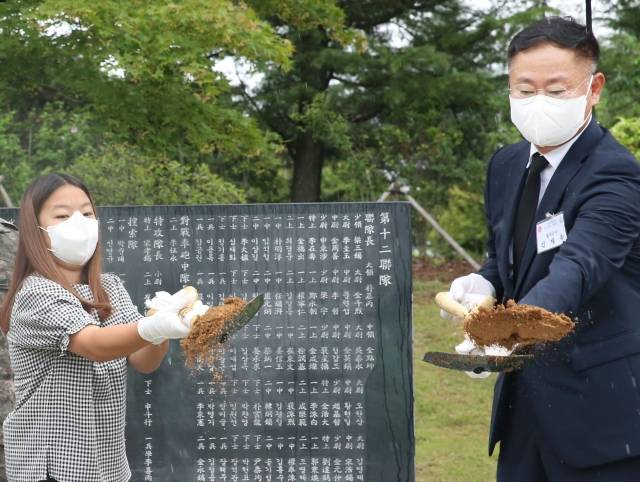지난 10일 열린 개토식에서 김재욱 칠곡군수와 유아진 양이 함께 시삽하고 있다.  칠곡군 제공