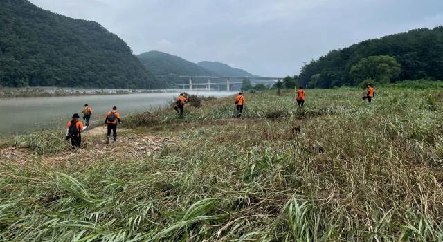 강원 원주시 부론면에서 실종된 노부부 수색 엿새째를 맞은 14일 소방대원들이 수색작업을 이어가고 있다. 강원도소방본부 제공
