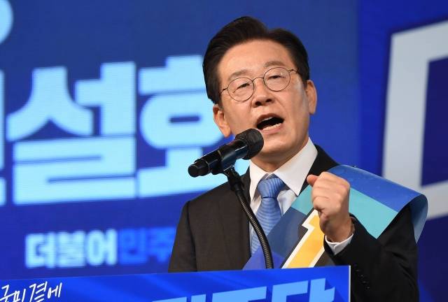 더불어민주당 이재명 당대표 후보가 14일 대전 충무체육관에서 열린 더불어민주당 대전·세종 당 대표·최고위원 후보 합동연설회에서 지지를 호소하고 있다. 더불어민주당 제공.