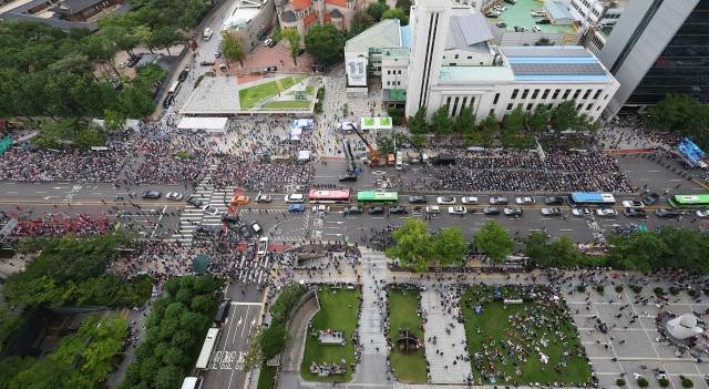 15일 세종대로 일대에서 열린 '자유통일 주사파 척결 8·15 일천만 국민대회' 참가자들이 거리 행진을 하고 있다. 연합뉴스