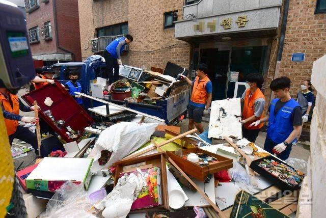 골목마다 자원봉사자들이 쓰레기를 옮기는데 전념하고 있다.