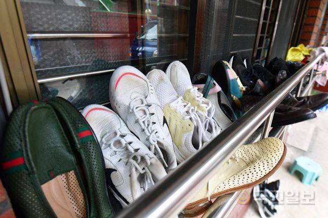 신발 세탁 후 건조 중.
