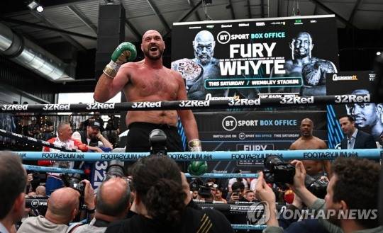 지난 4월 딜리언 화이트전에서 승리한 타이슨 퓨리
[AFP=연합뉴스]
