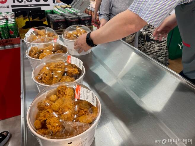 15일 오전 11시 서울 노원구 홈플러스 중계점에서 '당당치킨'이 판매되고 있다. 이날은 말복을 맞아 원가(6990원)보다 1000원 내린 5990원에 치킨이 판매됐다. /사진=이재은 기자