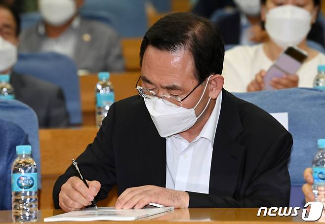 주호영 국민의힘 비상대책위원장이 12일 서울 여의도 국회 의원회관에서 열린 대한민국 식량주권 쌀값 대책마련 정책토론회에서 메모를 하고 있다. (공동취재) 2022.8.12/뉴스1  Copyright (C) 뉴스1. All rights reserved. 무단 전재 및 재배포 금지.