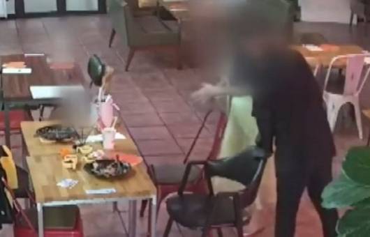 음식에서 머리카락이 나왔다고 주장하는 한 여성의 모습 /사진=KBS 방송화면 갈무리