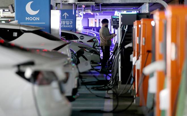 계속되는 고유가에 연료비 부담을 느낀 이들이 중고차시장에서 하이브리드·LPG·전기차를 주목하고 있다. 사진은 서울시내 한 주차장에 설치된 전기차 충전소에서 전기차들이 충전되고 있는 모습. /사진=뉴시스