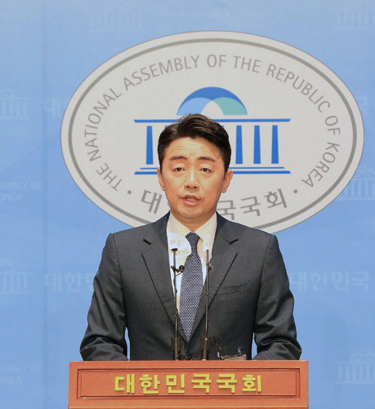 더불어민주당 당권주자인 강훈식 후보가 15일 국회 소통관에서 당대표 후보 사퇴 기자회견을 하고 있다. 연합뉴스