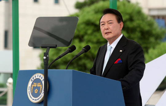 윤석열 대통령이 15일 서울 용산 대통령실 잔디마당에서 열린 제77주년 광복절 경축식에서 경축사를 하고 있다. 뉴시스
