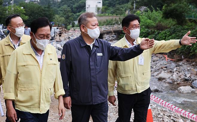 이상민 행정안전부 장관이 지난 14일 경기도 양평군 강하면 수해 현장을 살펴보고 있다. [연합]
