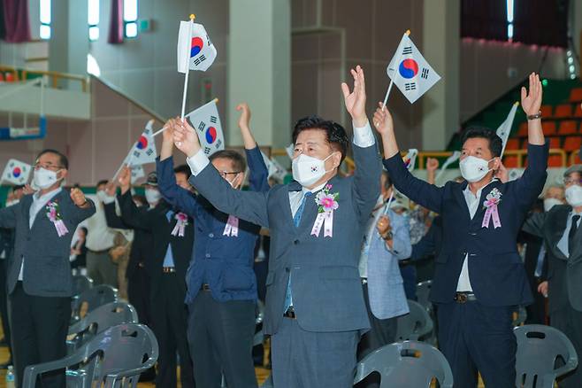 [제주=뉴시스] 오영훈 제주특별자치도지사가 15일 제주 조천체육관에서 제77주년 광복절 경축식에 참석해 만세삼창을 하고 있다. (사진=제주도 제공) 2022.08.15. photp@newsis.com *재판매 및 DB 금지