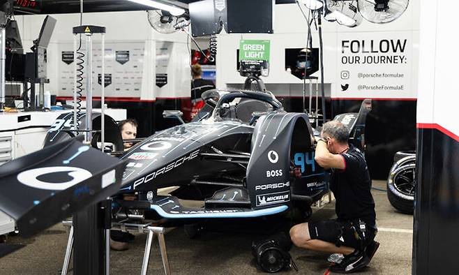 지난 13일 ‘2022 하나은행 서울 E프리’ 경기장 차고에서 포르쉐 포뮬러E 팀이 레이스 카를&nbsp;살펴보고 있다. 포르쉐코리아 제공