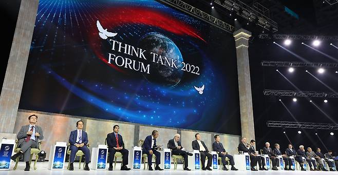 ‘북핵 위기 30년, 새로운 해법을 모색하다’라는 주제로 15일 경기 가평군 HJ글로벌아트센터에서 열린 ‘제5회 THINK TANK(싱크 탱크) 2022 포럼’에서 마이크 폼페이오 전 미국 국무장관(왼쪽 여덟 번째) 등 포럼 참석자들이 토론회를 열고 있다. 왼쪽부터 문병철 싱크 탱크 2022 정책연구원 수석연구위원, 김흥광 NK지식인연대 대표, 에크낫 다칼 천주평화연합(UPF) 아시아 의장, 속 시파나 아시아비전연구소이사회 이사장, 프란치스코 로자스 아라베나 유엔평화대학교 8대 총장, 차이용 삿찌파논 전 주미 태국대사, 임호영 전 한미연합사령부 부사령관, 폼페이오 전 미 국무장관, 윤영호 싱크탱크2022포럼 추진위원장, 월터 샤프 전 한미연합사령관, 조지프 디트라니 전 미 대북협상특사, 마이클 젠킨스 UPF 세계회장, 김성현 전 미 중앙정보국(CIA) 국장, 해리 해리스 전 주한 미국대사, 백승주 전 국회의원, 차두현 아산정책연구원 수석연구원.&nbsp;가평=남정탁 기자