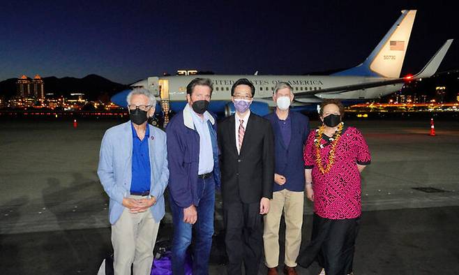 미국 의회 대표단이 지난 14일 대만 타이베이 쑹산공항에 도착해 대만 외교부 관계자(가운데) 영접을 받고 있다. 타이베이=AP연합뉴스