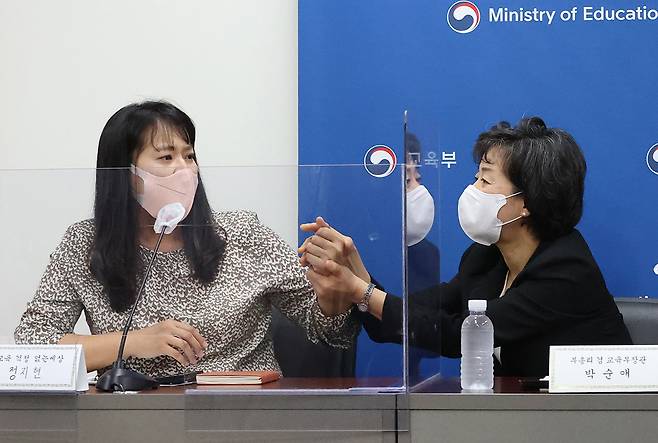 8월2일 학제개편안 관련 학부모 단체 간담회에 참석한 박순애 사회부총리 겸 교육부 장관(오른쪽).ⓒ연합뉴스