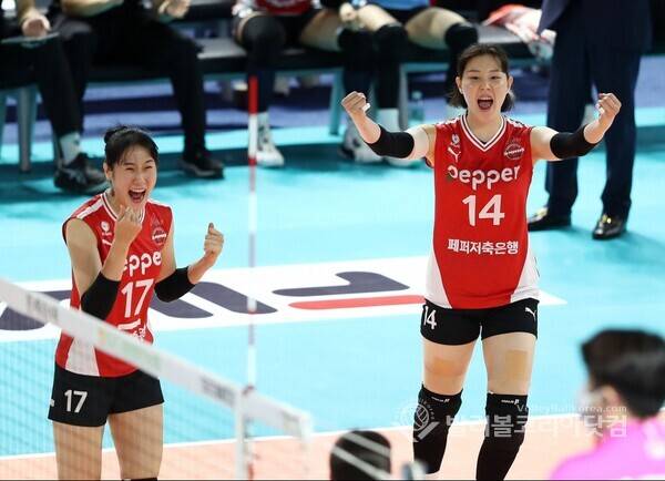 페퍼저측은행 구솔과 하혜진.