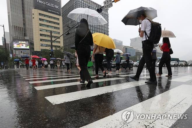 비 내리는 서울 (서울=연합뉴스) 신현우 기자 = 전국 곳곳에 비 소식이 있는 11일 오전 서울 광화문네거리에서 시민들이 우산을 쓴 채 횡단보도를 건너고 있다. 2022.8.11 nowwego@yna.co.kr