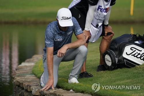 연장전에서 가까스로 물에 빠지지 않은 볼을 살피는 잴러토리스. [AP=연합뉴스]