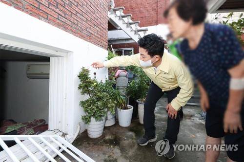 서울 동작구 상도동 반지하 침수 피해 현장 찾은 원희룡 장관 [연합뉴스 자료사진]