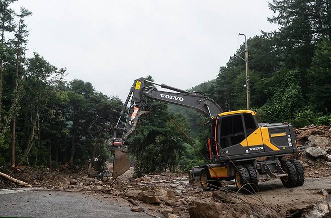 여주시 산북면 명품리에서 굴착기가 도로에 쏟아진 토사를 치우고 있다. [여주시 제공. 재판매 및 DB 금지]