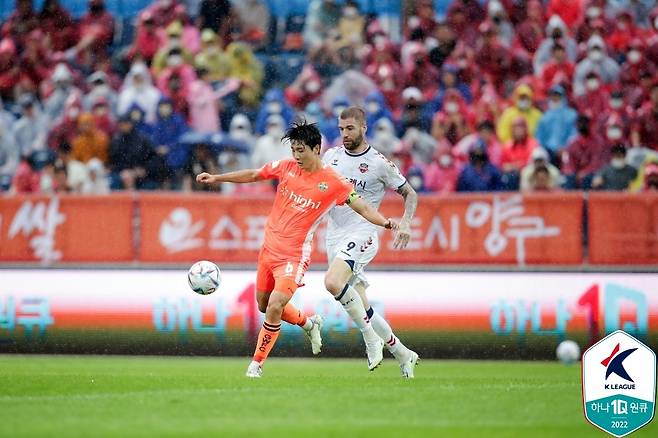 수원FC 라스(오른쪽)가 강원 김동현과 경합하는 모습. [한국프로축구연맹 제공. 재판매 및 DB 금지]