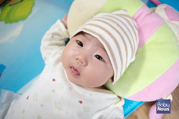 두드러기와 혈관부종은 신체 어느 부위에나 발생하며, 혈관부종은 특히 얼굴이나 팔다리에 잘 나타나고, 통증이나 가려움증을 동반하지 않고 나타날 수도 있으며 며칠 동안 사라지지 않고 남아있을 수도 있다. ⓒ베이비뉴스