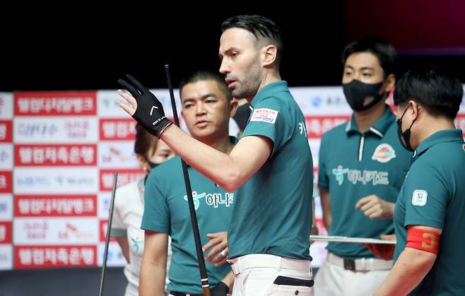 신생팀 하나카드 응우옌 꾸억 응우옌(왼쪽)과 필리포스 카시도코스타스. 사진=PBA 사무국