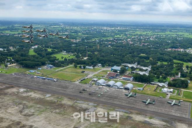 공군 블랙이글스 T-50B와 필리핀 공군 FA-50PH가 우정비행을 하고 있다. (사진=공군)