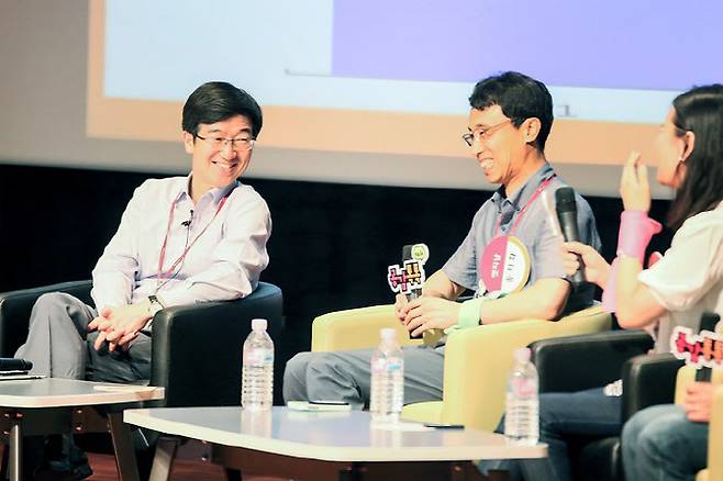 박성욱 SK하이닉스 부회장(맨 왼쪽)이 지난 2016년 CEO 시절 열린 구성원과의 소통 간담회 ‘공감톡톡’에서 구성원의 이야기를 듣고 있다. (사진=SK하이닉스)