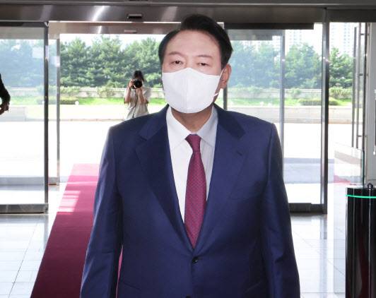 윤석열 대통령이 취임 100일 하루 앞둔 16일 오전 서울 용산 대통령실 청사로 출근, 기자들과 질의응답을 하고 있다. (사진=연합뉴스)