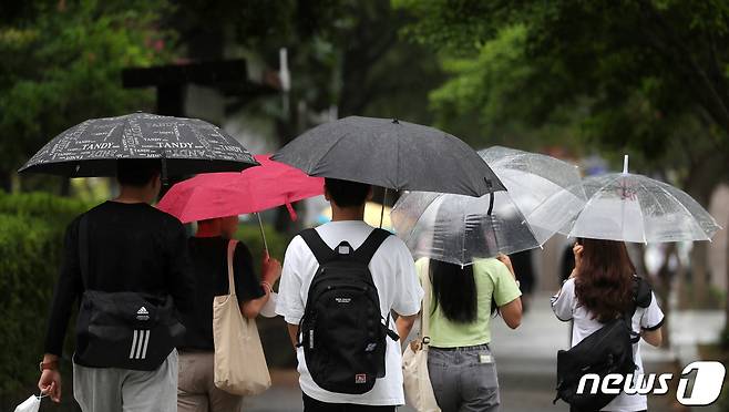 전북 전주시 전북대학교에서 우산을 쓴 학생들이 발걸음을 옮기고 있다. /뉴스1 ⓒ News1 유경석 기자