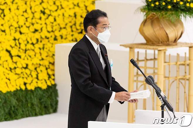 기시다 후미오 일본 총리가 15일 종전 기념일(제2차 세계대전 패전일)을 맞아 도쿄 부도칸에서  '전국전몰자 추도식'에 참석, 추도사를 하고 있다. ⓒ AFP=뉴스1