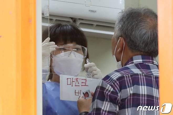 코로나19 재유행에 대한 우려가 커지는 가운데 대구 달서구보건소 선별진료소에서 시민들이 검사를 받고 있다. 2022.7.13/뉴스1 ⓒ News1 공정식 기자
