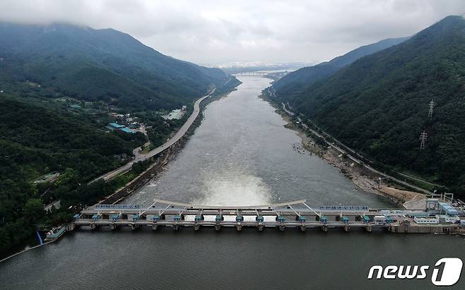 경기도보건환경연구원이 지난해 한강수계 중권역별 하천 대표지점 14곳의 수질오염도(BOD)를 측정한 결과, 남한강 하류, 경안천, 한탄강 등 12곳의 수질이 목표기준을 달성한 것으로 나타났다.반면 북한강 의암댐(남이섬)과 팔당댐(팔당댐-사진)의 수질오염도는 각 1.1㎎/ℓ로 목표 기준(매우좋음 1㎎/ℓ)은 달성하지 못했지만 매우 좋은 수질을 유지하고 있는 것으로 나타났다./뉴스1 ⓒ News1 박지혜 기자