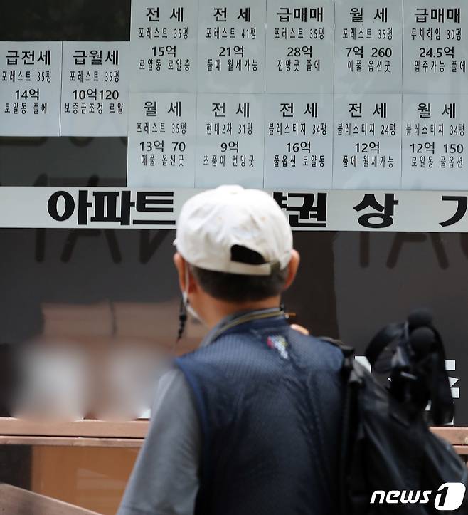 7일 서울 강남구에 위치한 한 공인중개사 사무소 유리창에 전월세 매물이 붙어 있다. 2022.8.7/뉴스1 ⓒ News1 장수영 기자