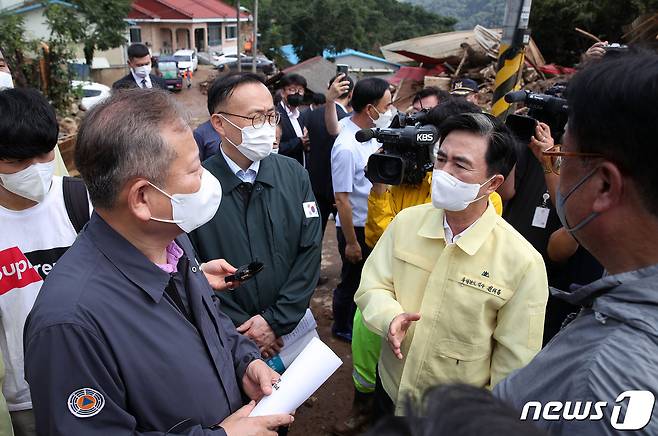 김태흠 충남지사(오른쪽)가 부여 수해현장을 찾은 이상민 행안부 장관에게 피해 상황을 설명하고 있다. (충남도 제공)