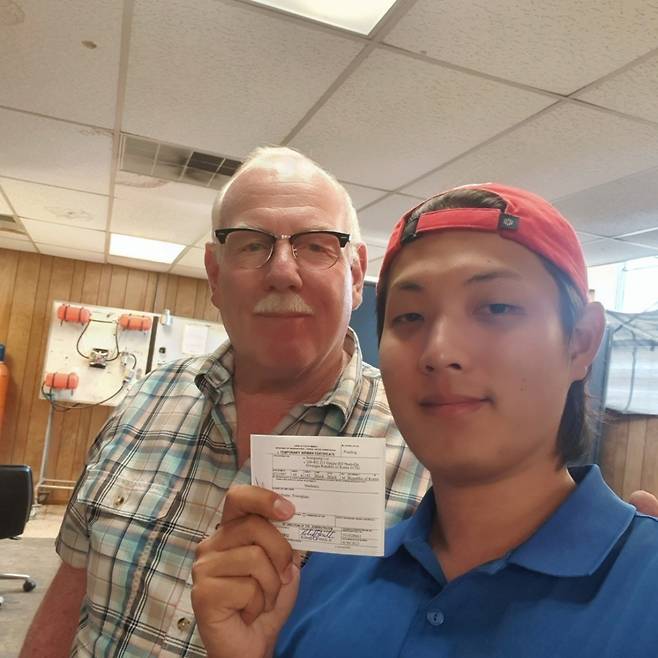 극동대 항공정비학과 재학생인 이승상씨가 지난 13일 미국 테네시주에 있는 비행훈련학교에서 미국연방항공청(FAA) 항공정비사 자격 시험에 합격한 뒤 항공정비사 자격 시험관과 함께 기념촬영을 하고 있다.(극동대 제공)/뉴스1