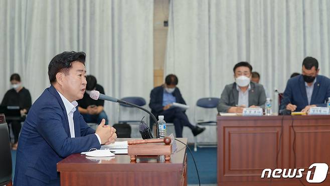 제주특별자치도는 16일 도청 탐라홀에서 물가대책위원회를 열었다. 이날 제주도는 E컨슈머 에너지·석유시장감시단에 의뢰한 '제주지역 석유제품 가격 및 유통구조 조사' 결과를 발표했다.(제주도청 제공)