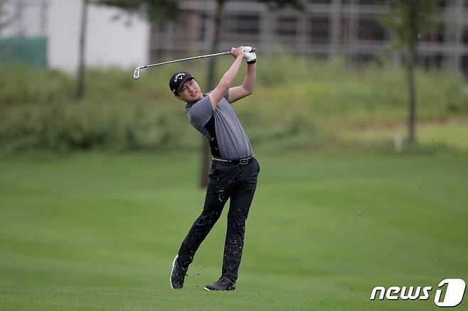 12일 인천 서구 베어즈 베스트 청라GC에서 열린 제36회 신한동해오픈 3라운드 1번홀에서 왕정훈이 세컨 아이언 샷을 하고 있다.(신한금융그룹 제공) 2020.9.12/뉴스1