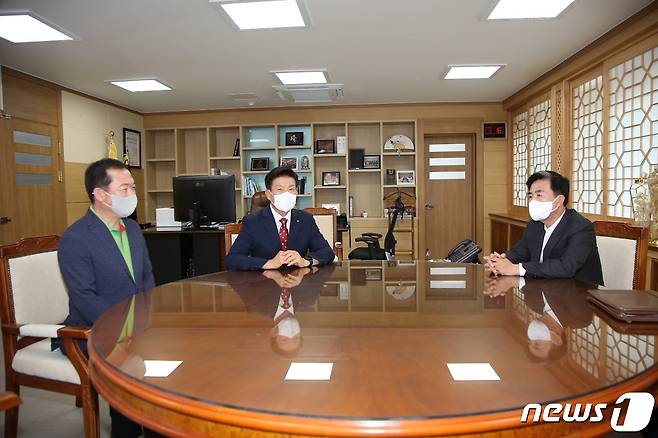 김태흠 충남도지사(오른쪽)가 16일 금산군을 방문해 박범인 금산군수(가운데)와 대화를 나누고 있다.(금산군 제공)