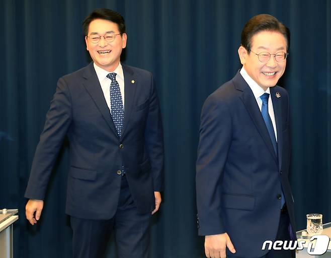 박용진(왼쪽), 이재명 더불어민주당 당대표 후보가 16일 전북 전주시 JTV전주방송에서 열린 토론회를 위해 장내로 들어서고 있다. 2022.8.16/뉴스1 ⓒ News1 유경석 기자