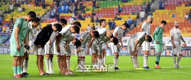 성남선수들이 14일 수원월드컵경기장에서 열린 2022프로축구 수원삼성과 성남FC의 경기에서 1-4로 패한 후 서포터즈를 찾아 인사하고 있다. 2022.8.14.수원 | 강영조기자kanjo@sportsseoul.com