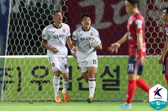 FC서울 조영욱(오른쪽)이 지난 15일 김천종합운동장에서 열린 ‘하나원큐 K리그1 2022’ 28라운드 김천 상무 원정 경기에서 후반 동점골을 넣은 뒤 일류첸코와 기뻐하고 있다. 제공 | 한국프로축구연맹