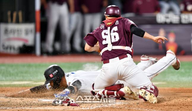 KT 장성우가 16일 수원KT 위즈파크에서 열린 2022프로야구  KT위즈와 키움히어로즈의 경기 9회말 1사 1,3루 2번 배정대 외야플라이때 홈언더베이스 세이프되고 있다. 수원 | 강영조기자kanjo@sportsseoul.com