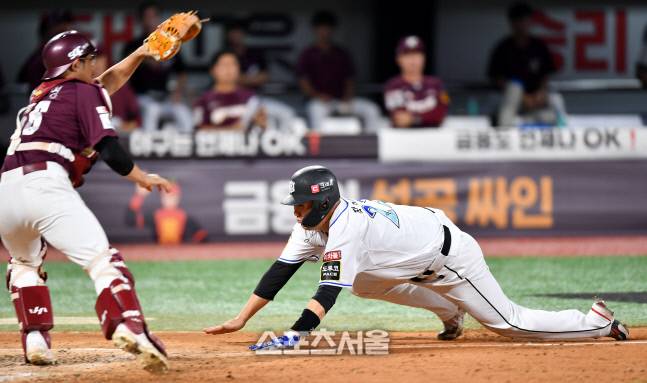 KT 장성우(오른쪽)가 16일 수원KT위즈파크에서 열린 2022 KBO리그 키움전에서 9회말 배정대의 좌익수 뜬공 때 홈으로 달려 세이프 되고 있다. 수원 | 강영조기자kanjo@sportsseoul.com