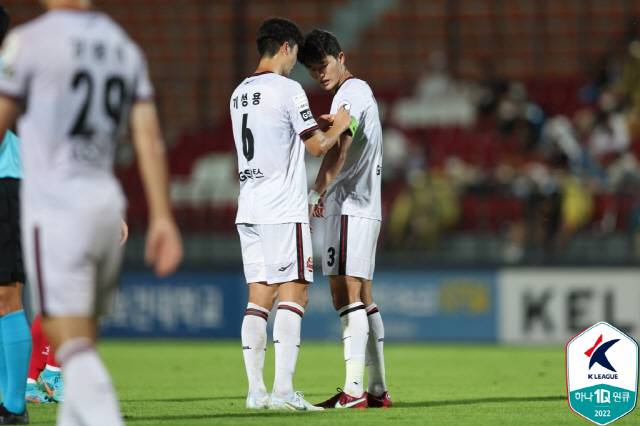 기성용이 나상호 교체 아웃 이후 부주장 이상민에게 주장 완장을 채워주는 모습. 사진제공=한국프로축구연맹