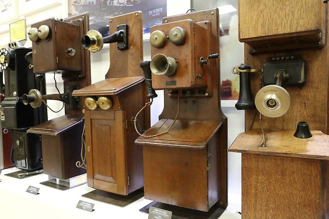 ◇ KT통신사료관에 보관된 벽괘형 자석식 전화기 5종 (1800년대 말~1900년대). 사진제공=KT
